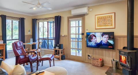Top Airbnb: Tarilta Cottage at Hepburn Mineral Springs Reserve in Shire Of Hepburn