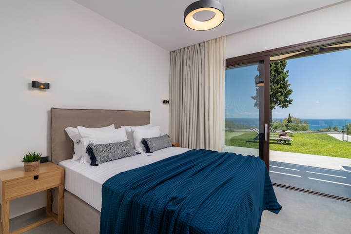 Wake to far-reaching sea views from the king-size bed. 
