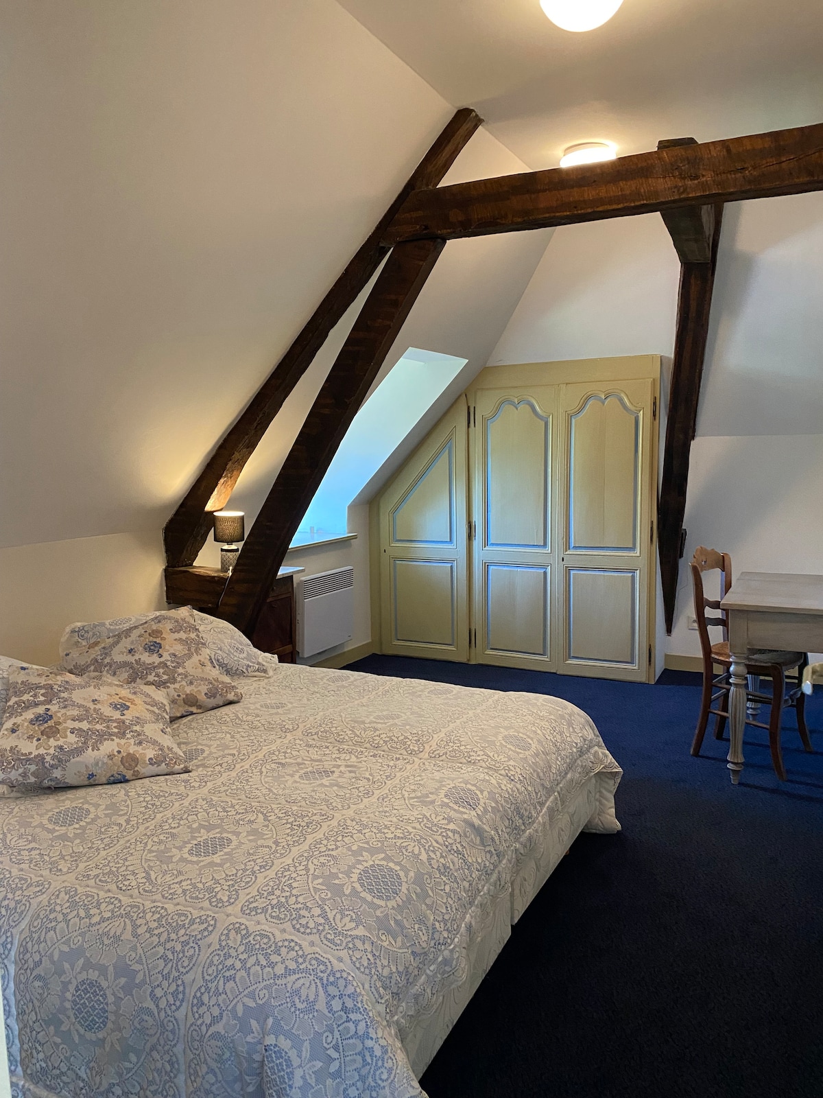 غرفتا نوم بسريرين في الجانب الأمامي من القصر