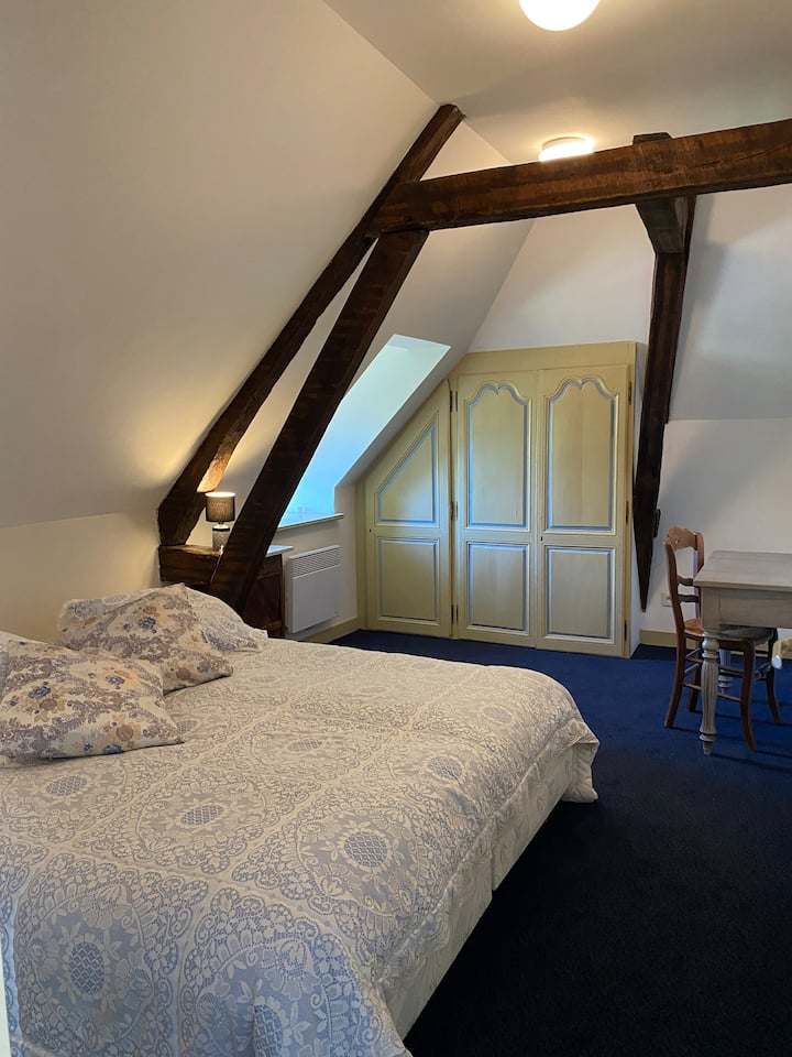 Slaapkamer met twee slaapkamers op zolderzijde van Chateau