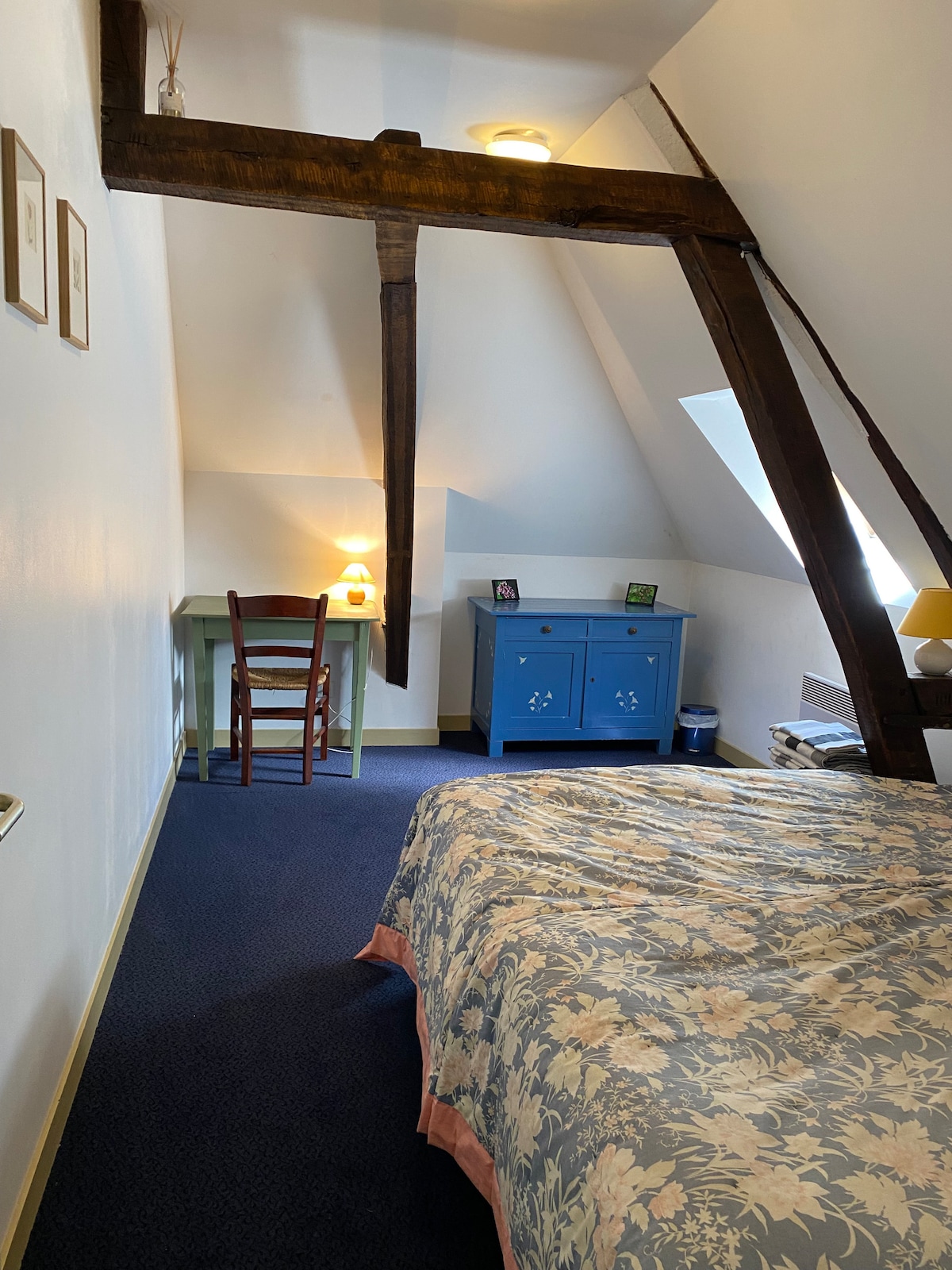 غرفتا نوم بسريرين في الغرفة العلوية في الجانب الخلفي من القصر