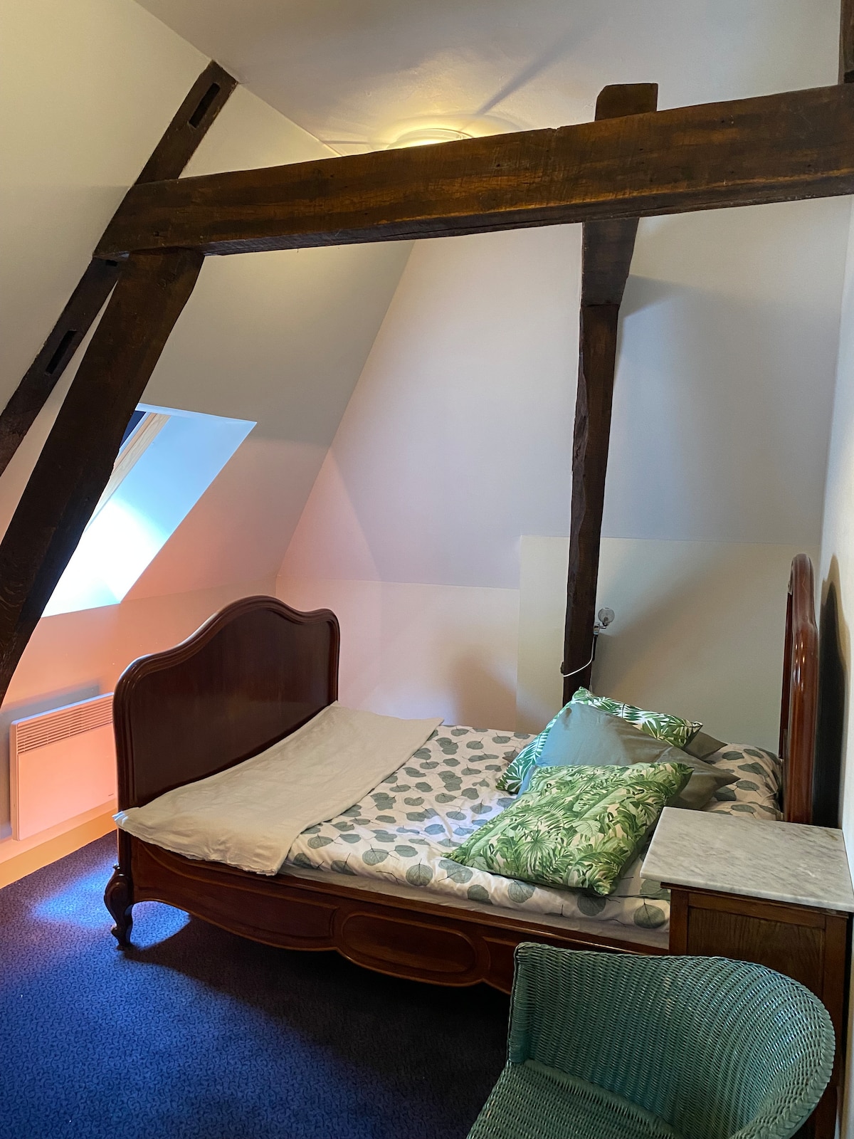 غرفة نوم شخص واحد (أو شخصين في الحب ...) في العلية في الجزء الخلفي من القصر