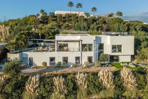 Luxury villa with stunning sea view over Cannes