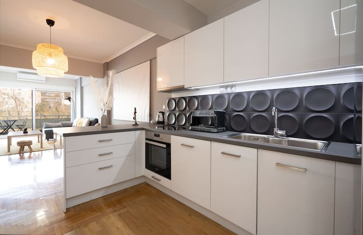 Central 3bdr/3bth apt w/ big terrace & fast wifi