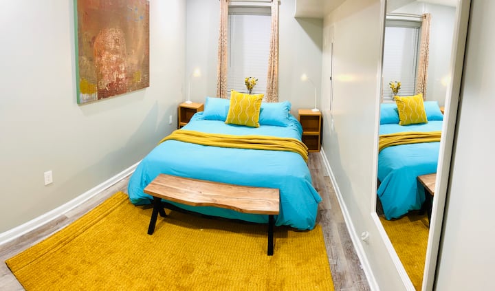 Chumba cha kulala kilicho na kitanda cha malkia na kabati 