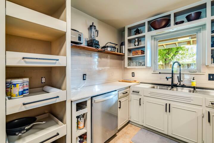 Spacious cozy home near Domain and Q2 stadium gallery image 5