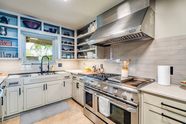 Spacious cozy home near Domain and Q2 stadium gallery image 3