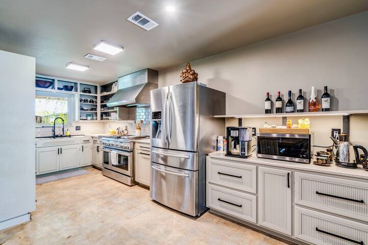 Spacious cozy home near Domain and Q2 stadium gallery image 4