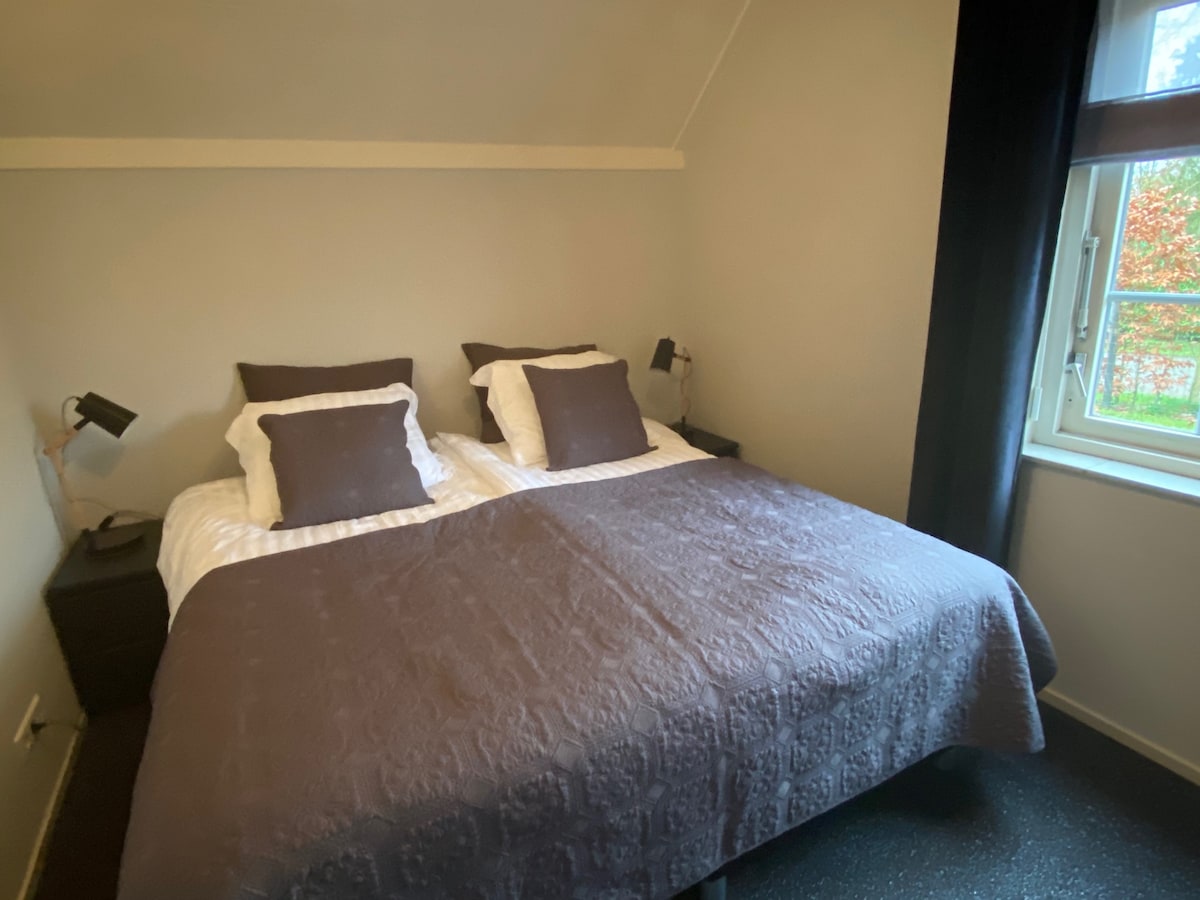 Chumba cha kulala chini kilicho na vitanda vya chemchemi 180x200, joto la chini ya sakafu na skrini