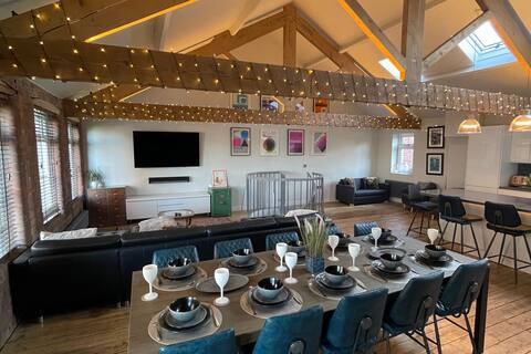 Outstanding 4 Bedroom Loft Apartment with Hot Tub