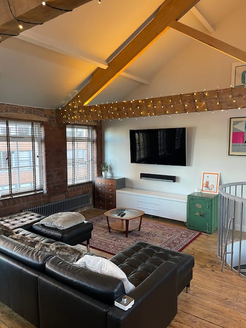 Successful Airbnb property: The Loft - 4 Bedroom Apartment with Hot Tub in Sheffield