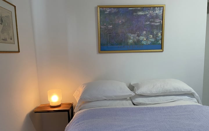 ห้องนอน #2 เตียงควีนไซส์ 
WEST ELM ผ้าปูที่นอน 100% 
ซักผ้าคลุมที่นอนก่อนการเข้าพักแต่ละครั้ง