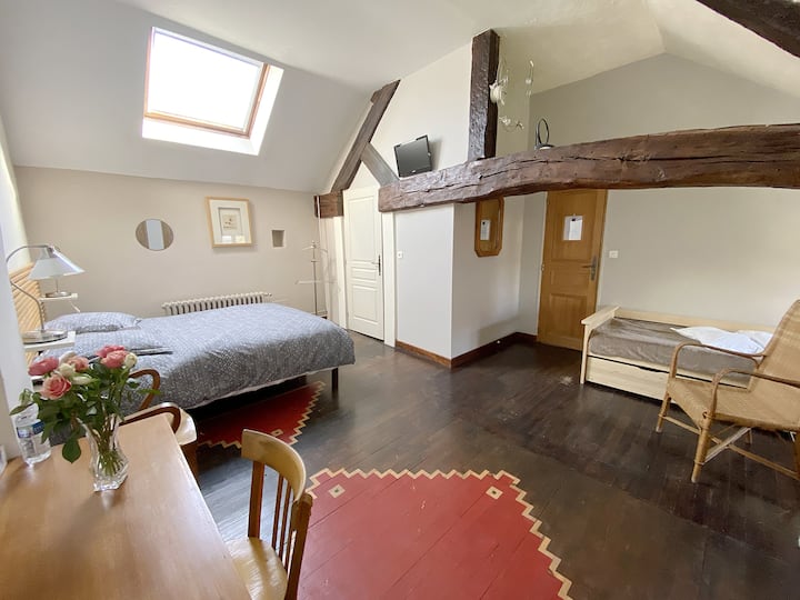 "Chez Félix ":
ห้องพักที่สะดวกสบายพร้อมเตียงคู่ 1 หลัง (160 ซม.) เตียงเดี่ยว 1 เตียงห้องน้ำพร้อมฝักบัวและโถสุขภัณฑ์
