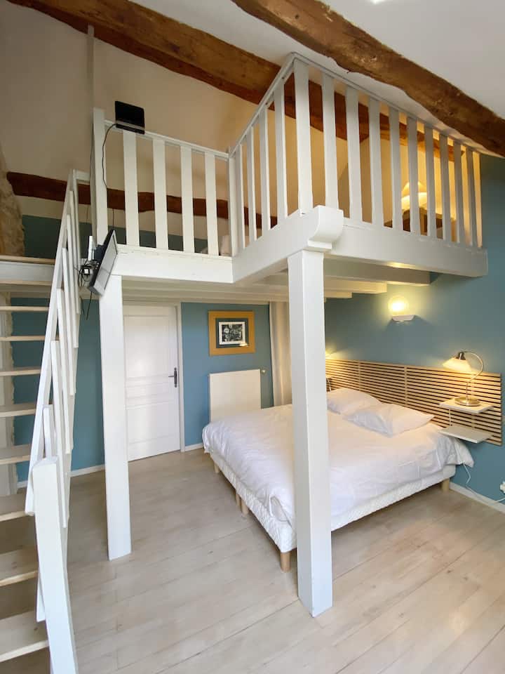 "Chez Phine ":
ห้องพักที่สะดวกสบายพร้อมเตียงคู่ 1 หลัง (160 ซม.) เตียงเดี่ยว 1 เตียงบนชั้นลอยห้องน้ำพร้อมฝักบัวและโถสุขภัณฑ์