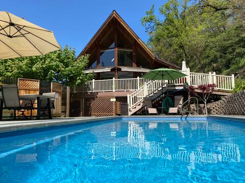 Stunning Fairway Chalet, Heated Pool, Mtn View