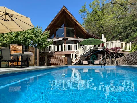 Stunning Fairway Chalet, Heated Pool, Mtn View