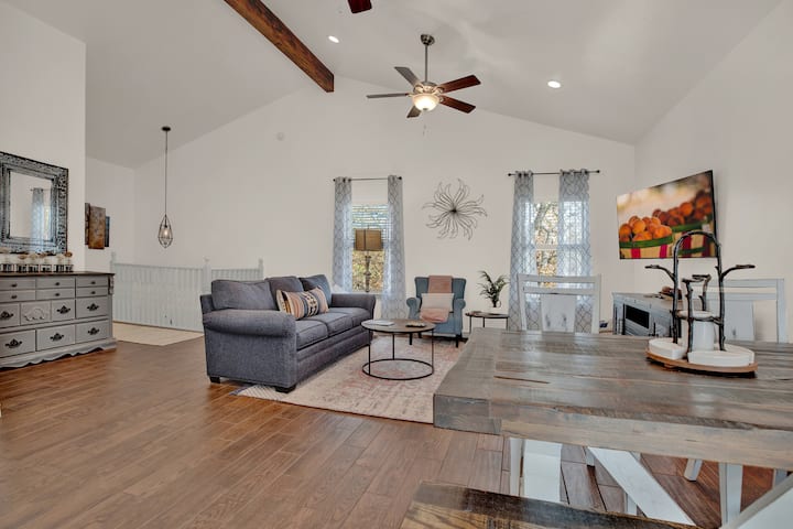 Casita- Comedor, área de estar