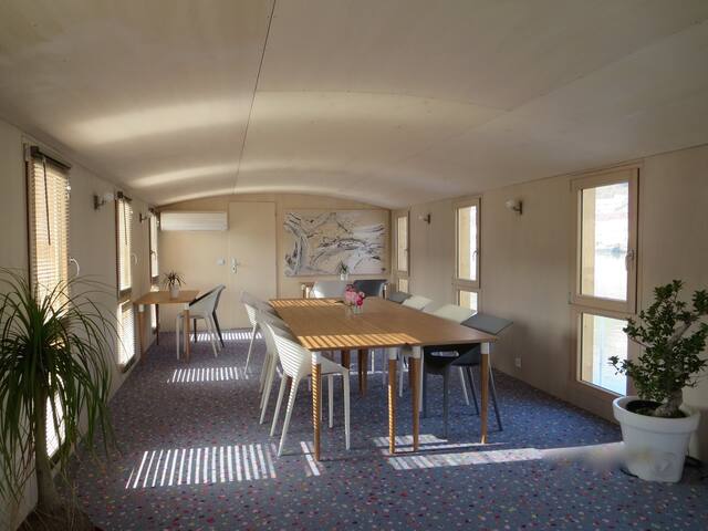 Péniche d’exception 200M2 à Confluence gallery image 3