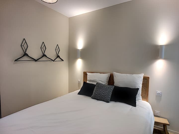 La ropa de cama es cómoda, las almohadas esponjosas y las sábanas se lavan de algodón para mayor suavidad.