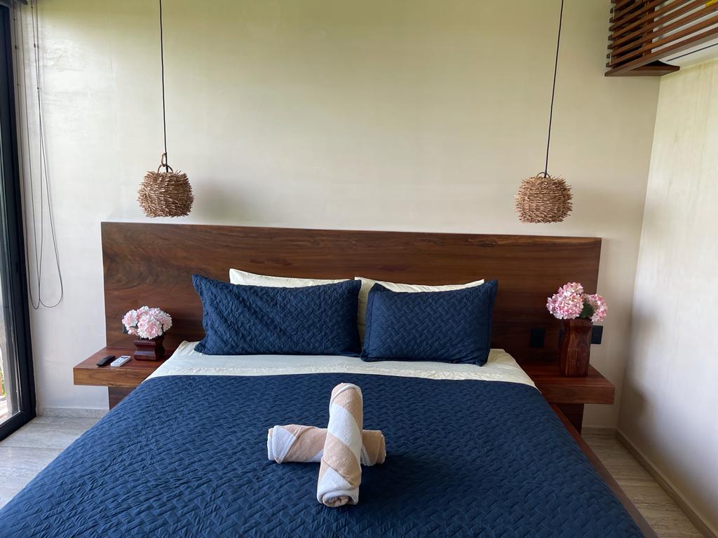 加大双人床卧室，可爱舒适