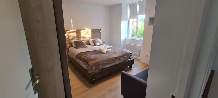 Chambre 1 : Grand lit 160x200, Canapé sarafu hotuba, dressing kubwa