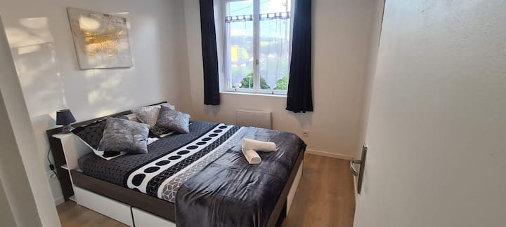 Chumba cha kulala 2: 140x190 kitanda na droo za kuhifadhi chini ya kitanda na ukuta wa mabano