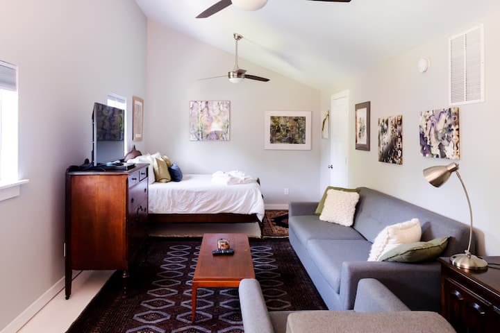 Спалня с таванско помещение: разтегателен диван тип „Куин “.