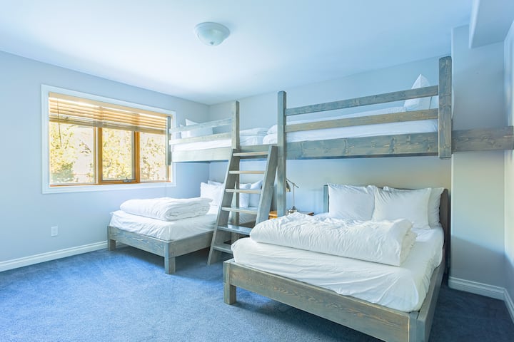 หนึ่งในห้องนอนมีเตียงสองชั้นแบบสั่งทำพิเศษรองรับผู้เข้าพักได้สูงสุด 6 คนเสริมด้วยตู้เสื้อผ้าแบบวอล์คอินที่กว้างขวางเพื่อเพิ่มความสะดวกสบาย