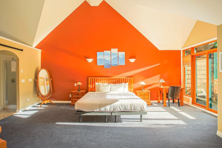 ชั้นบนสุดมีห้องสวีทหลักขนาดใหญ่สวยงามและมีแสงสว่างเพียงพอพร้อมเตียงคิงไซส์ให้ความเป็นส่วนตัวและความสะดวกสบาย ห้องสวีทมีห้องน้ำในตัวระเบียงสำหรับการพักผ่อนและสิ่งอำนวยความสะดวกที่ใช้งานได้จริงเช่นโต๊ะทำงานและตู้เสื้อผ้า




