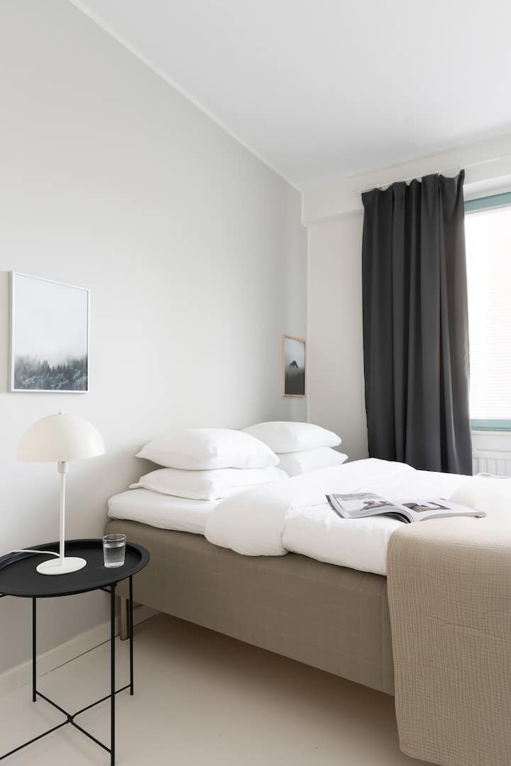 Il letto è largo 160 cm, con un comodo topper in memory foam.