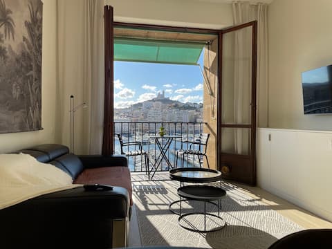 Popular Airbnb listing: 1-bedroom with balcony in front of the old port in Marseille 2e Arrondissement