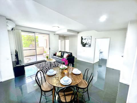 Central Location : Chic 2-Br Apt with free Parking