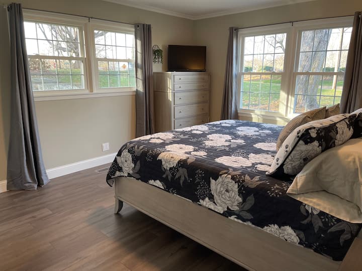 El dormitorio principal también tiene un televisor inteligente. 