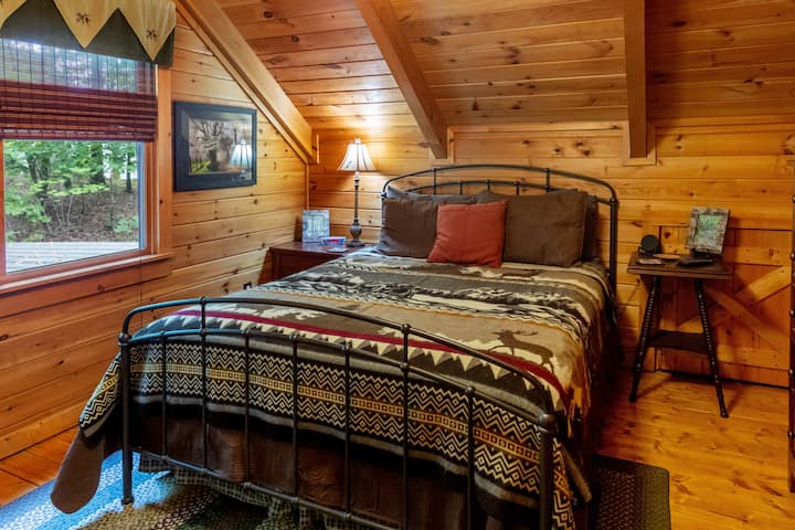 Upstairs en-suite with full bath and queen bed.