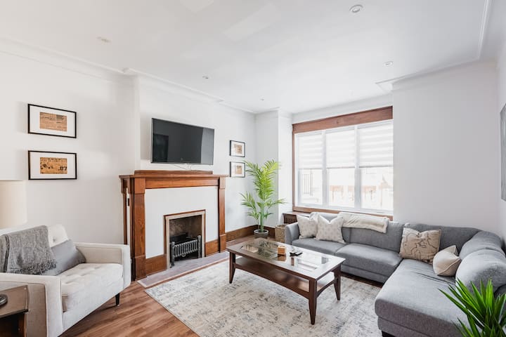 The Regent – Sublime 3 bedroom NDG upper duplex