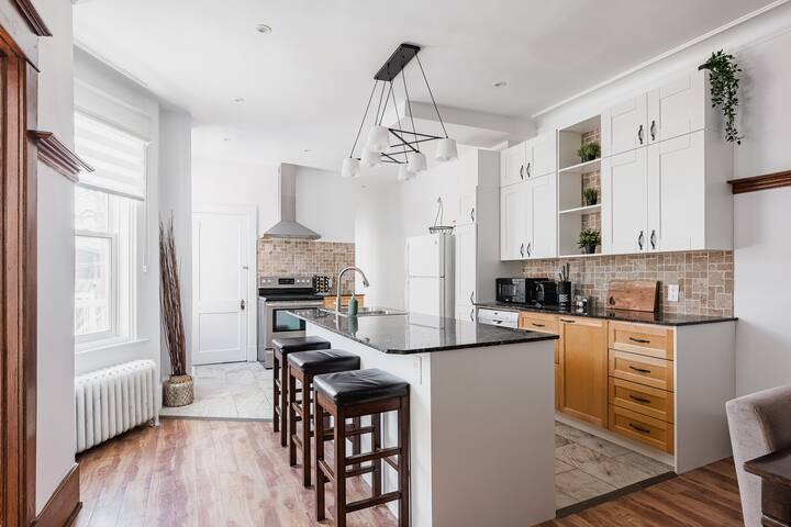 The Regent – Sublime 3 bedroom NDG upper duplex gallery image 5