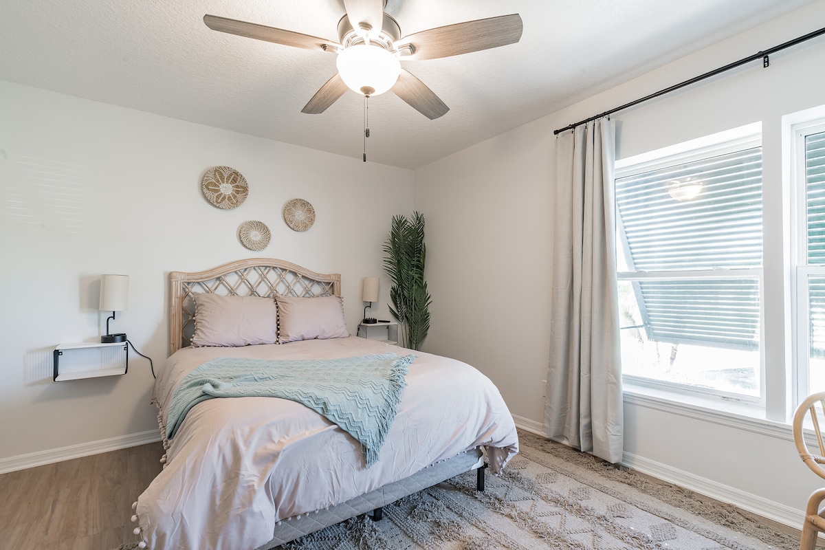 Suite privada en el dormitorio con baño conectado.