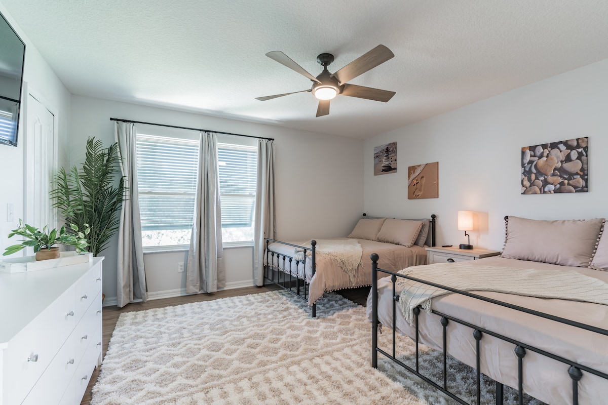 Dormitorio de invitados con dos camas completas.