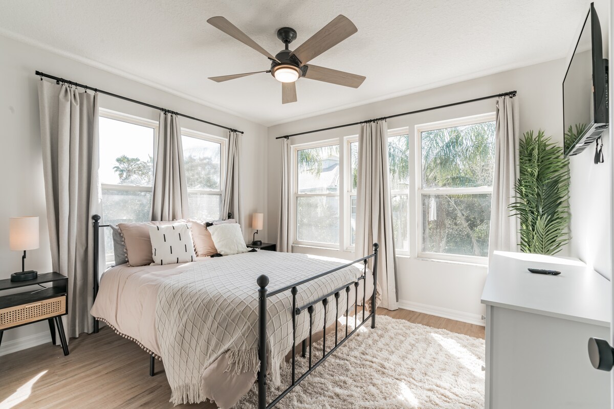 Dormitorio de invitados adicional con cama tamaño Queen.