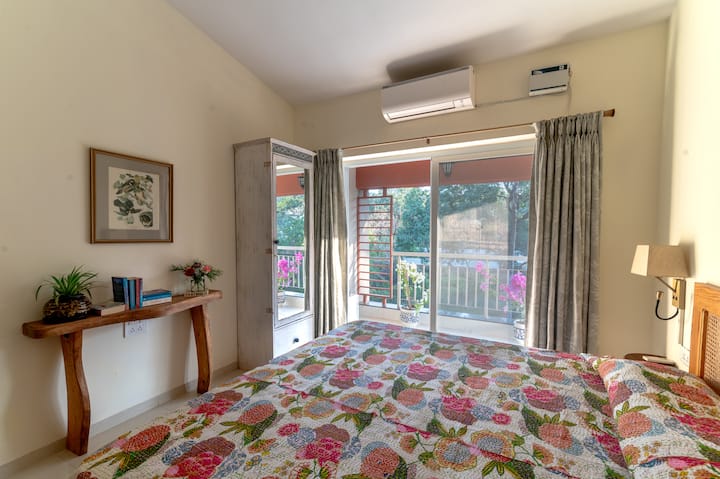 Dormitorio principal con baño adjunto 