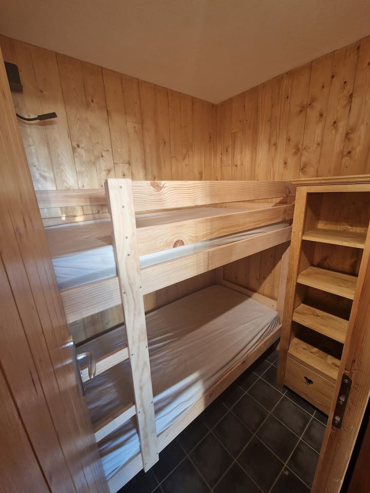 Ხის სახლის ოთახი