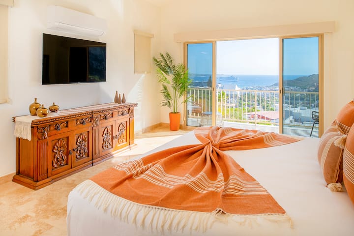 Master Suite yenye kitanda cha ukubwa wa kifalme, roshani ya kujitegemea na mwonekano wa kupendeza. Pia ina bafu la kujitegemea lenye ukubwa kamili.