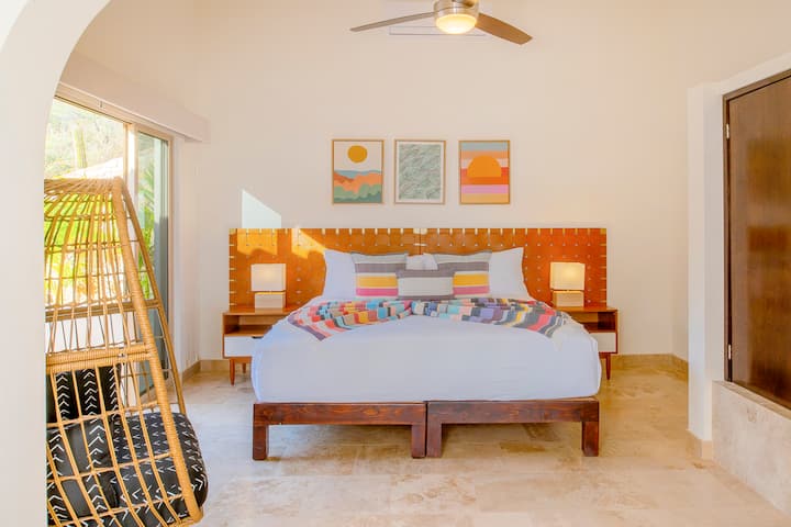 Chumba cha kulala kilicho na kitanda cha ukubwa wa king.