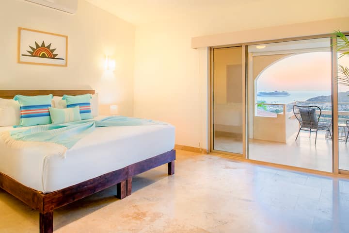 Chumba kikuu cha ghorofa kilicho na kitanda cha ukubwa wa kifalme, roshani na bafu la kujitegemea.