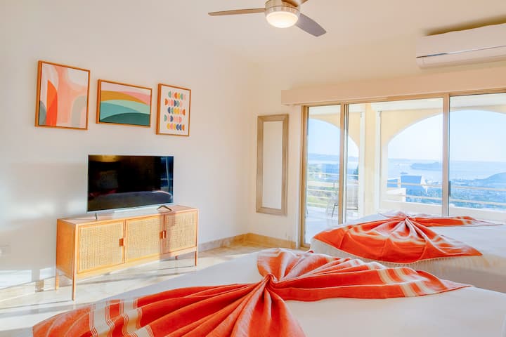 Chumba kikuu cha ghorofa chenye vitanda viwili vya ukubwa wa kifalme, roshani na bafu la kujitegemea.