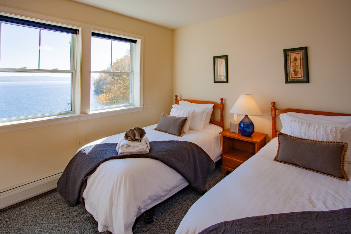 Spálňa s 2 oddelenými posteľami na poschodí s inteligentnou TV a veľkou skriňou