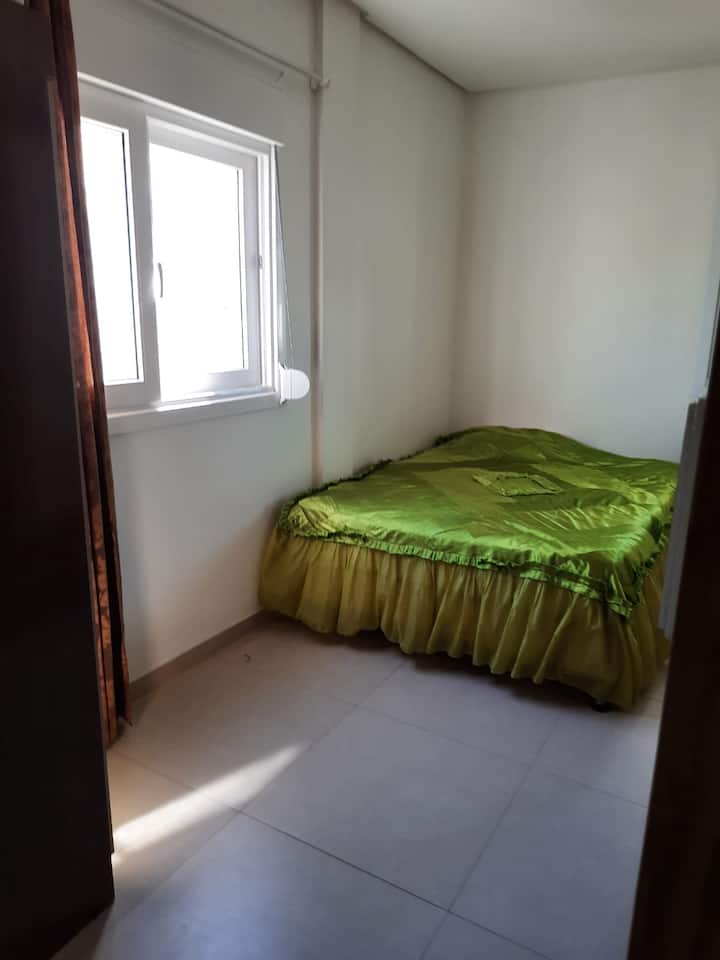 izba 2 pozostávajúca z 1 manželskej postele, 2 skriniek a ventilátora