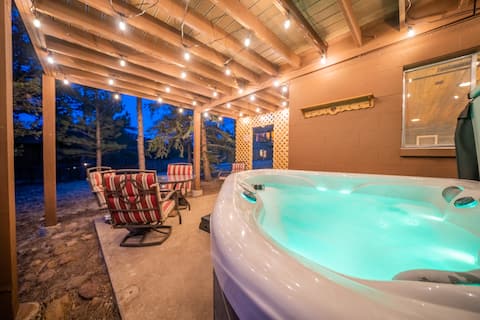 SALE! Dogs OK! Hot tub & king bed near Nat'l Park