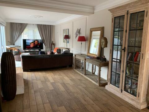 Cosy, well equipped house, 20 min train from Paris