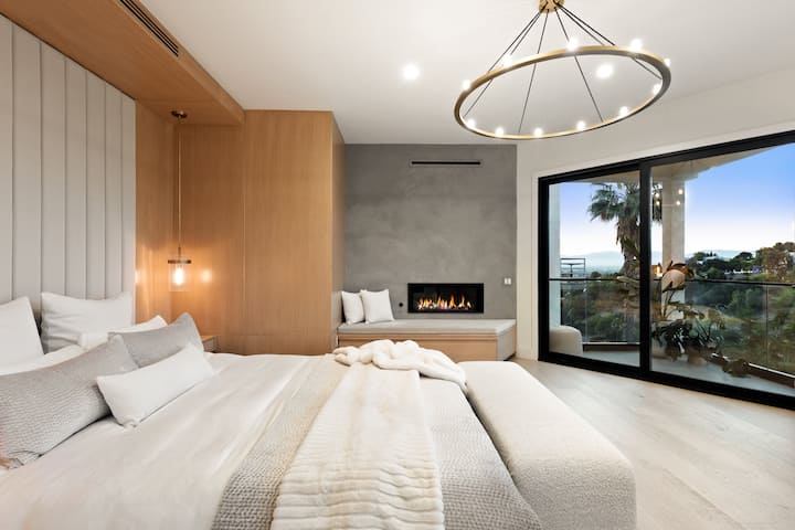 Основна спалня с камина, балкон и изглед